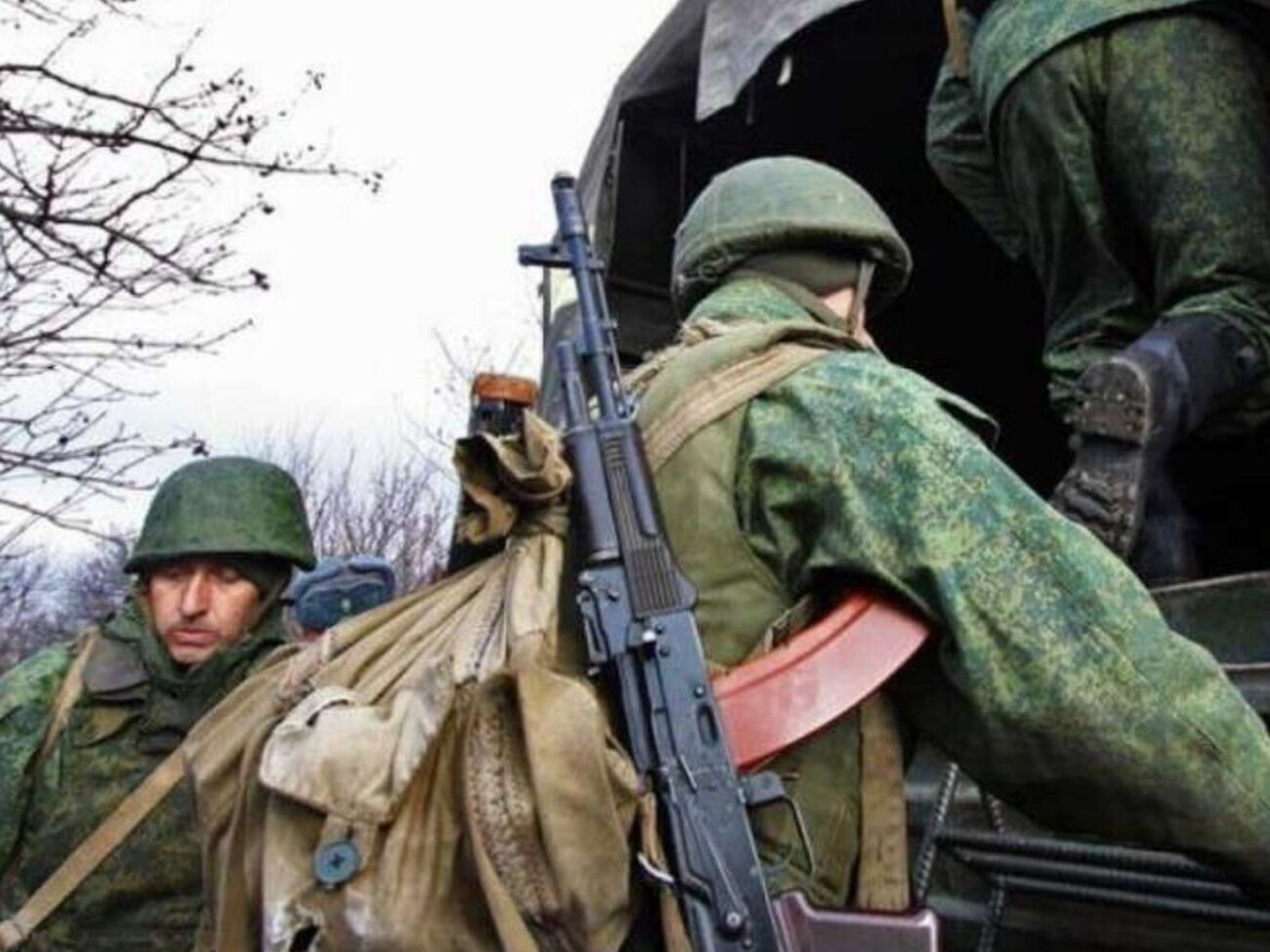 В Минобороны подчеркнули, что российские войска запрещают доставку гуманитарных грузов с контролируемой Украиной территории