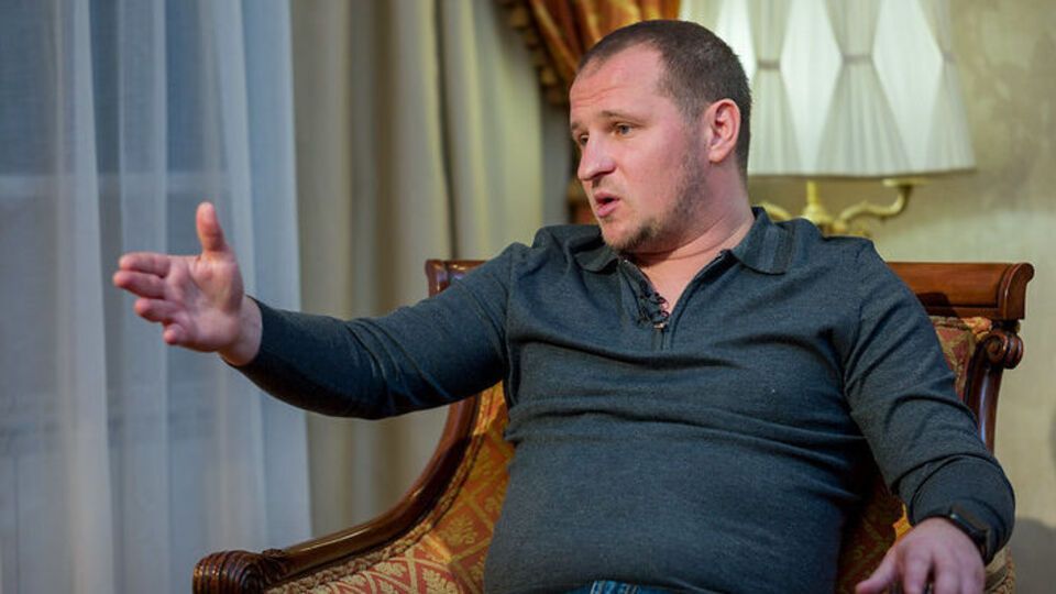 Алиев: Его отец в Луцке находится в теробороне. А эта падла сидит в Питере на жопе ровно и зарабатывает деньги