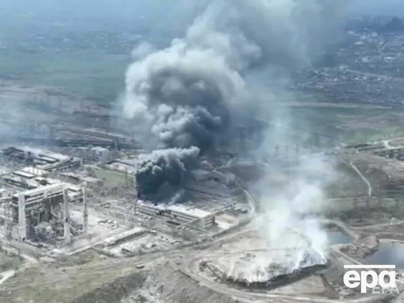 В последние дни россияне штурмуют и бомбят "Азовсталь", хотя в убежищах завода прячутся гражданские и раненые