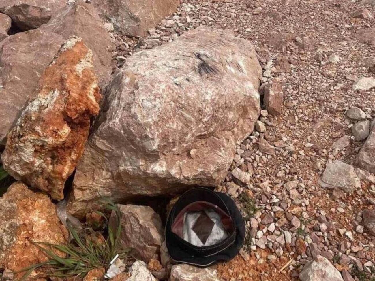 Кашкети російських моряків прибило хвилями на берег в Одеській області, повідомили у ДПСУ