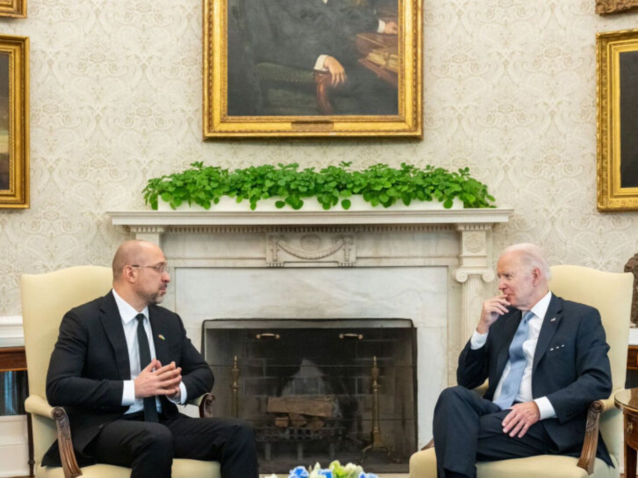 Байдену під час зустрічі подарували прапор України та марку "Російський військовий корабель, іди нах...й"