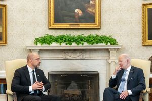 Байдену під час зустрічі подарували прапор України та марку "Російський військовий корабель, іди нах...й"