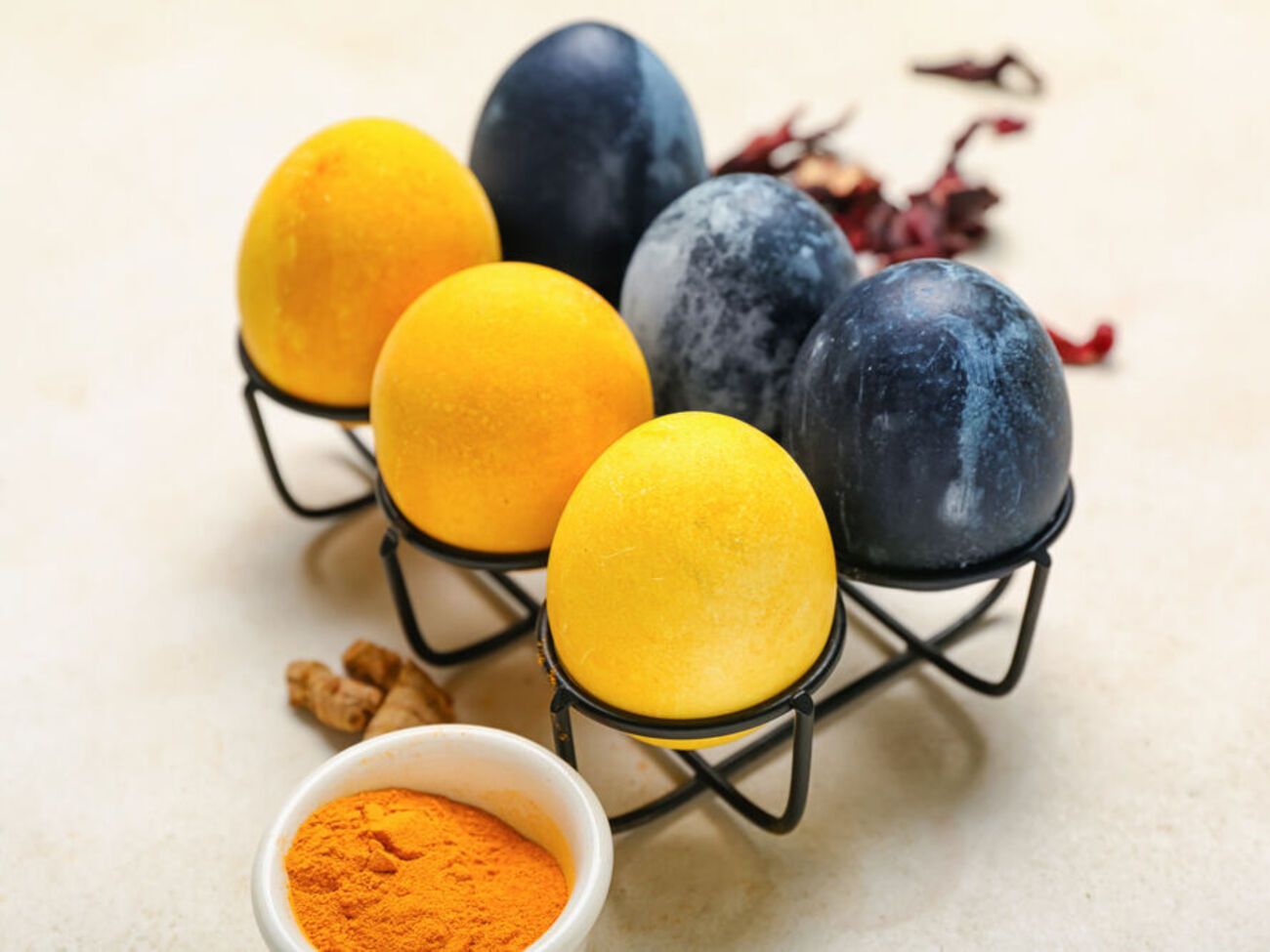 С помощью натуральных красителей можно получить цвет скорлупы разной интенсивности