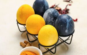 С помощью натуральных красителей можно получить цвет скорлупы разной интенсивности