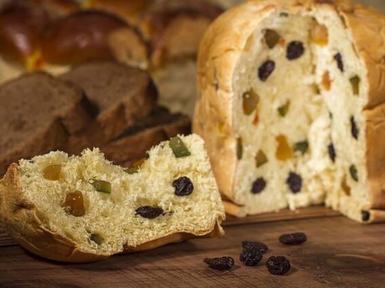 У тісто для панеттоне додають цукати й родзинки
