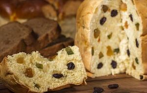 У тісто для панеттоне додають цукати й родзинки