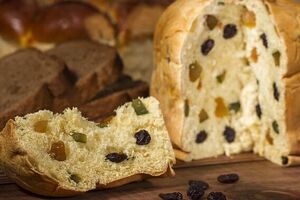 У тісто для панеттоне додають цукати й родзинки
