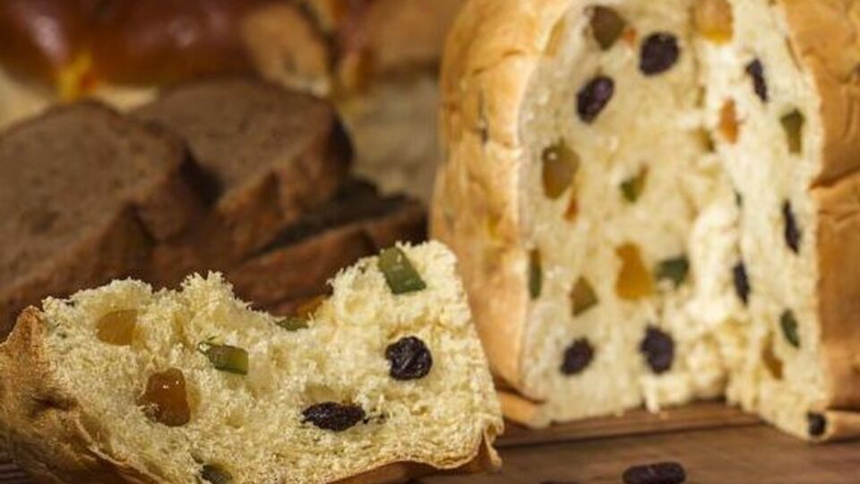 В тесто для панеттоне добавляются цукаты и изюм