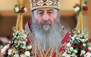 Онуфрий считает, что крестный ход мог бы помочь вывезти раненых военных и унести тела погибших