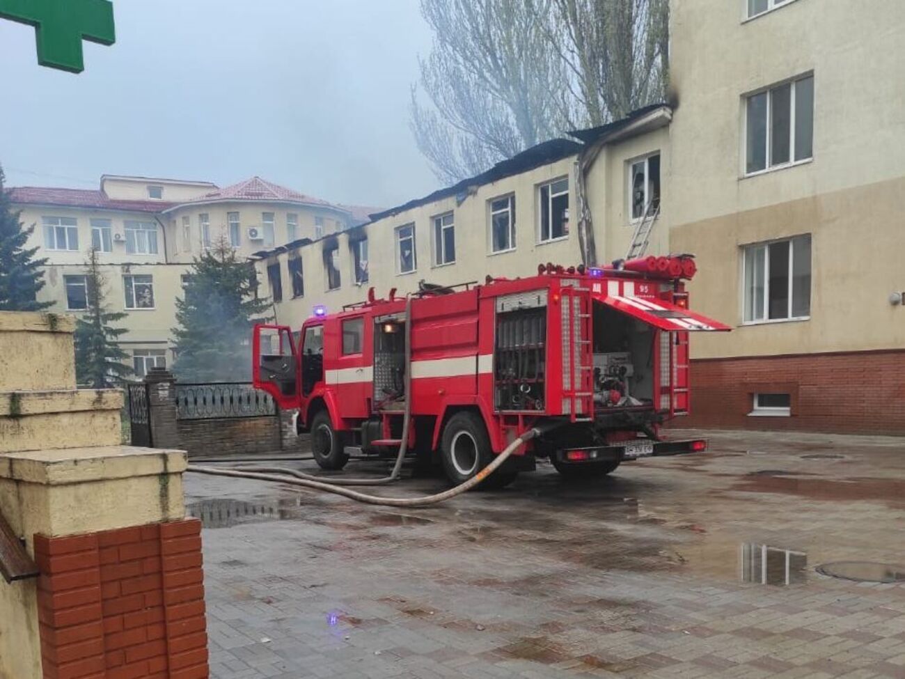 Спасатели и пиротехники потушили пожар и обезвредили взрывоопасные предметы