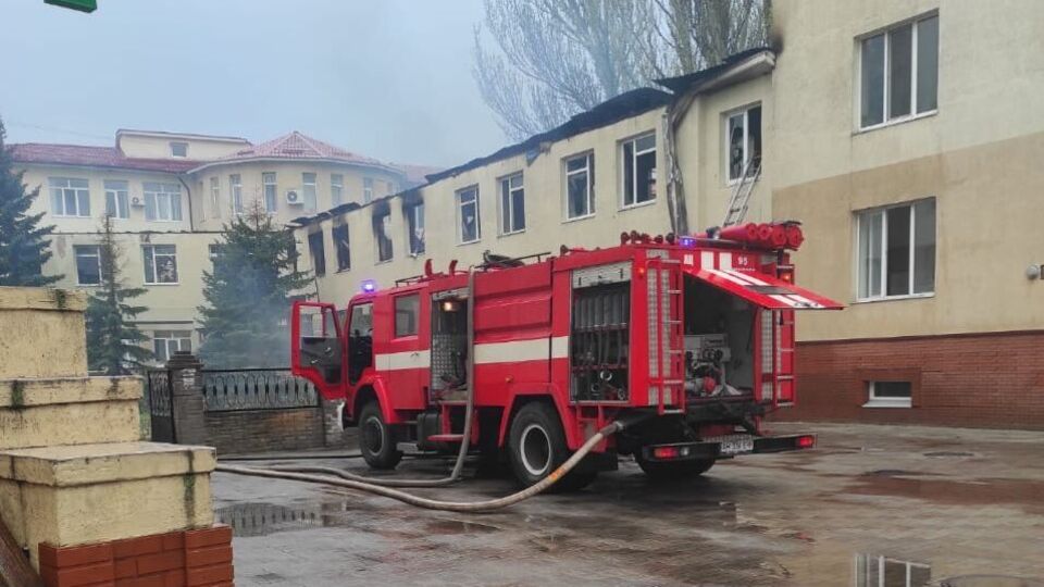 Спасатели и пиротехники потушили пожар и обезвредили взрывоопасные предметы