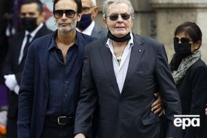 В последний раз Ален Делон появлялся на публике осенью 2021 года на похоронах своего коллеги Жана-Поля Бельмондо. Его сопровождал сын