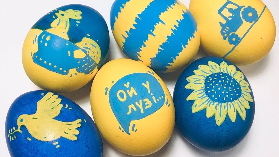 Дизайнерка як декор використала також зображення півника і трактора, які стали символами стійкості та сміливості українців під час війни
