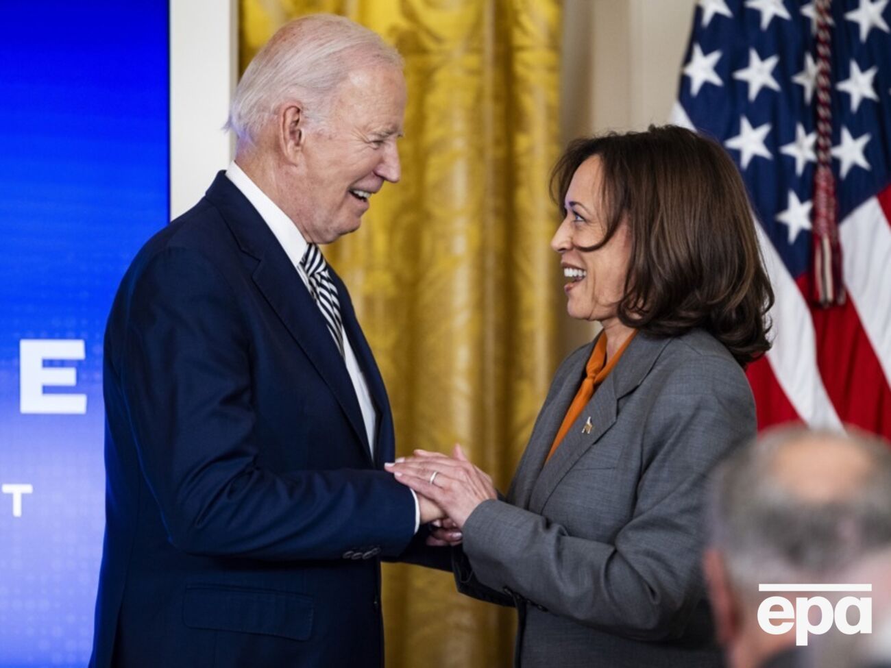 Джо Байден закликав демократів висунути у президенти Камалу Гарріс. Вона може стати першою жінкою на чолі Білого дому