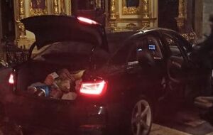 35-летняя жительница Тернополя, управляя автомобилем марки Audi, снесла центральную металлическую дверь катедрального собора, сообщили в полиции региона