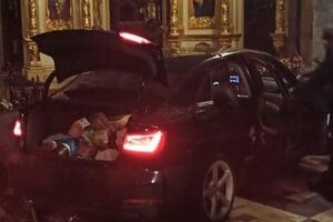 35-летняя жительница Тернополя, управляя автомобилем марки Audi, снесла центральную металлическую дверь катедрального собора, сообщили в полиции региона