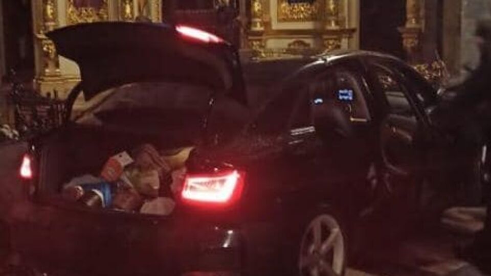35-летняя жительница Тернополя, управляя автомобилем марки Audi, снесла центральную металлическую дверь катедрального собора, сообщили в полиции региона