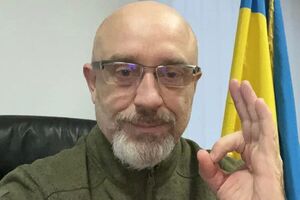 Завтра будуть "нові пасочки" для Збройних сил України, сказав 23 квітня Резніков