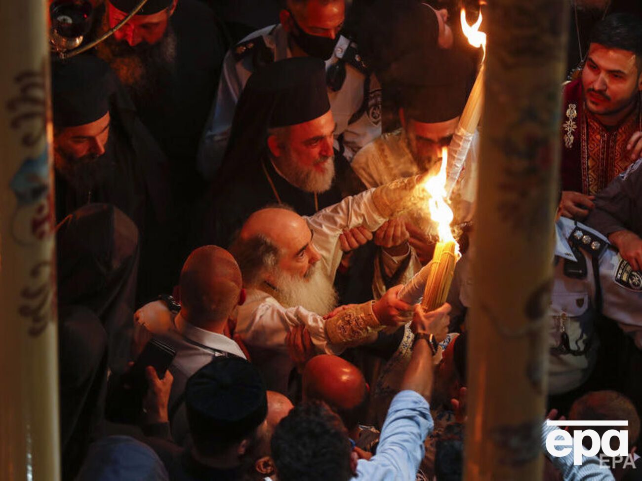 Патріарх Єрусалимський Феофіл III роздав присутнім Благодатний вогонь (архів)