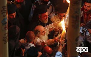 Патріарх Єрусалимський Феофіл III роздав присутнім Благодатний вогонь (архів)