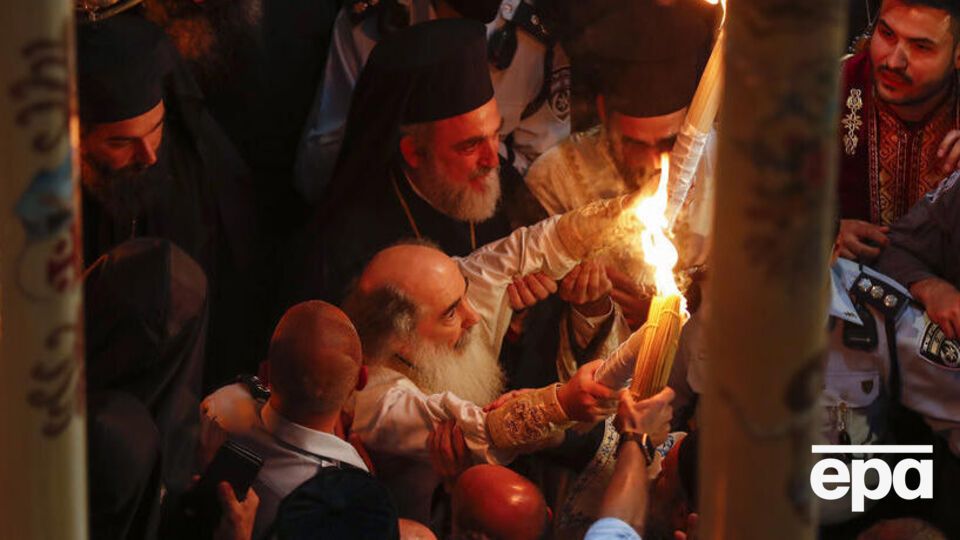 Патриарх Иерусалимский Феофил III раздал присутствующим Благодатный огонь (архив)