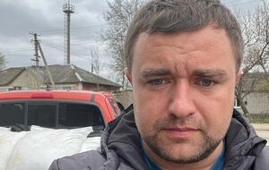 Ковальов перебуває на тимчасово окупованій території Херсонської області і, за його словами, допомагає "тримати оборону і долати гуманітарну кризу"