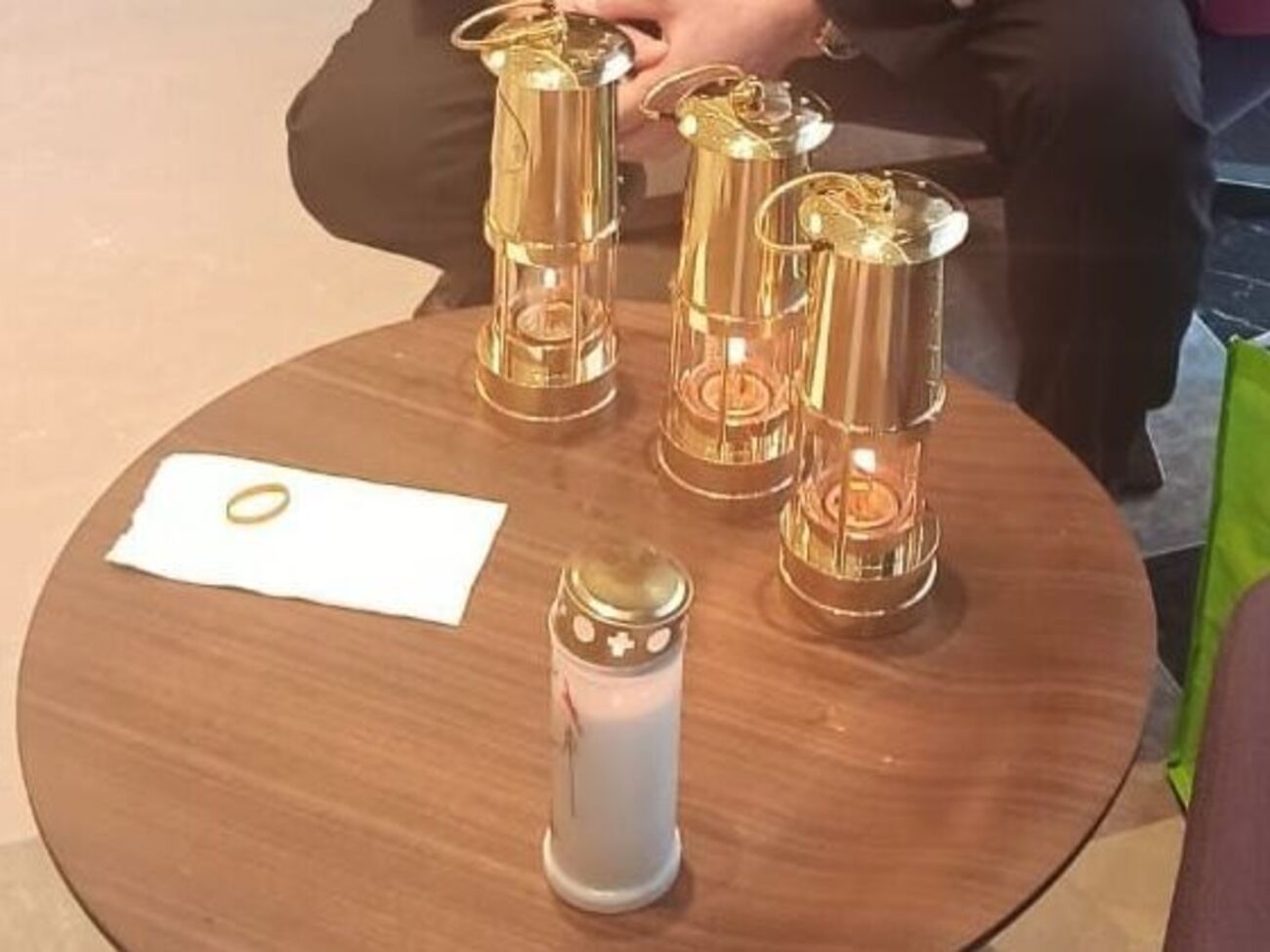 Вынос огня накануне Пасхи символизирует воскресение Иисуса Христа