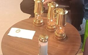 Винесення вогню напередодні Великодня символізує воскресіння Ісуса Христа