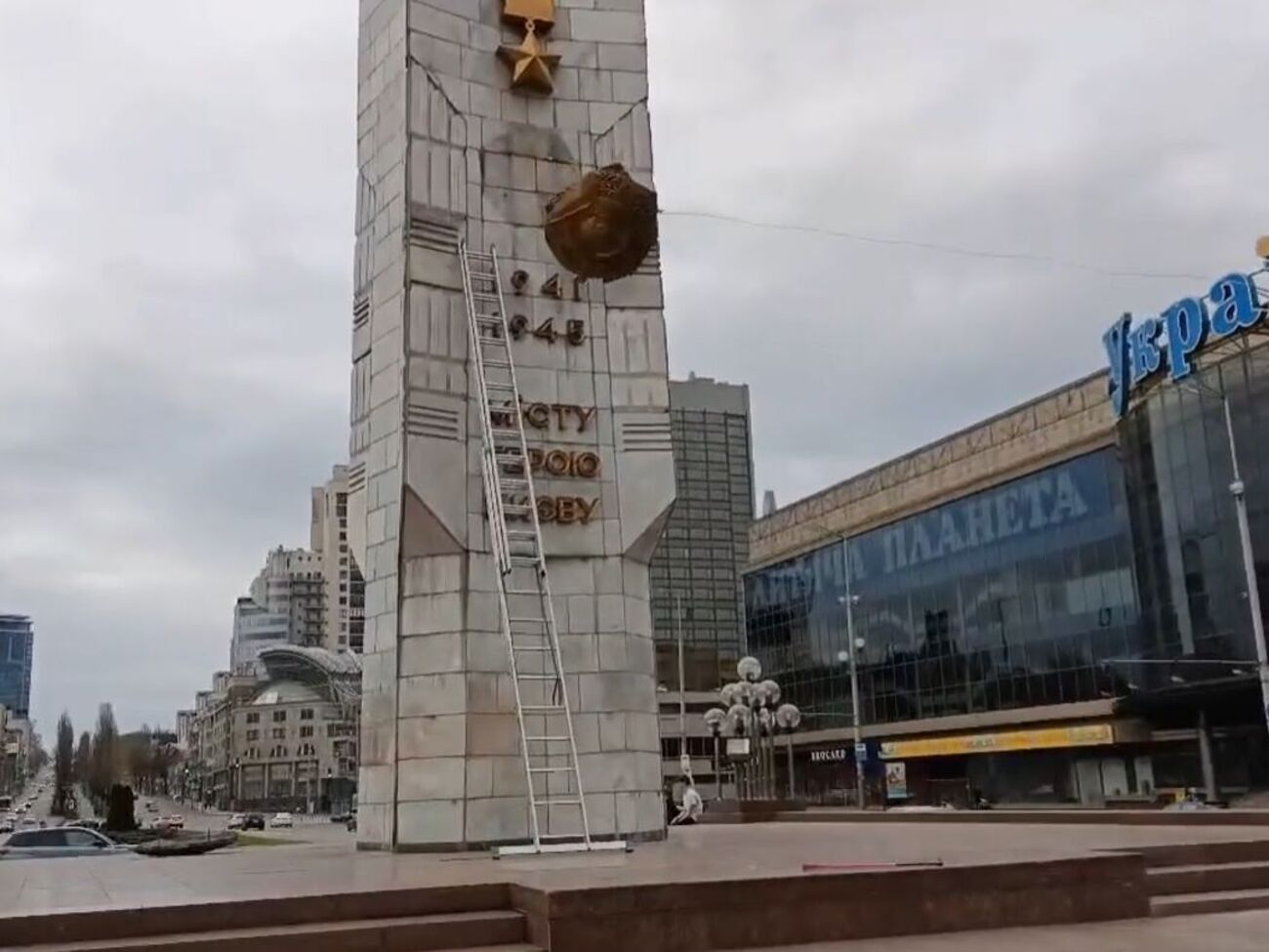 Стелу декомунізували