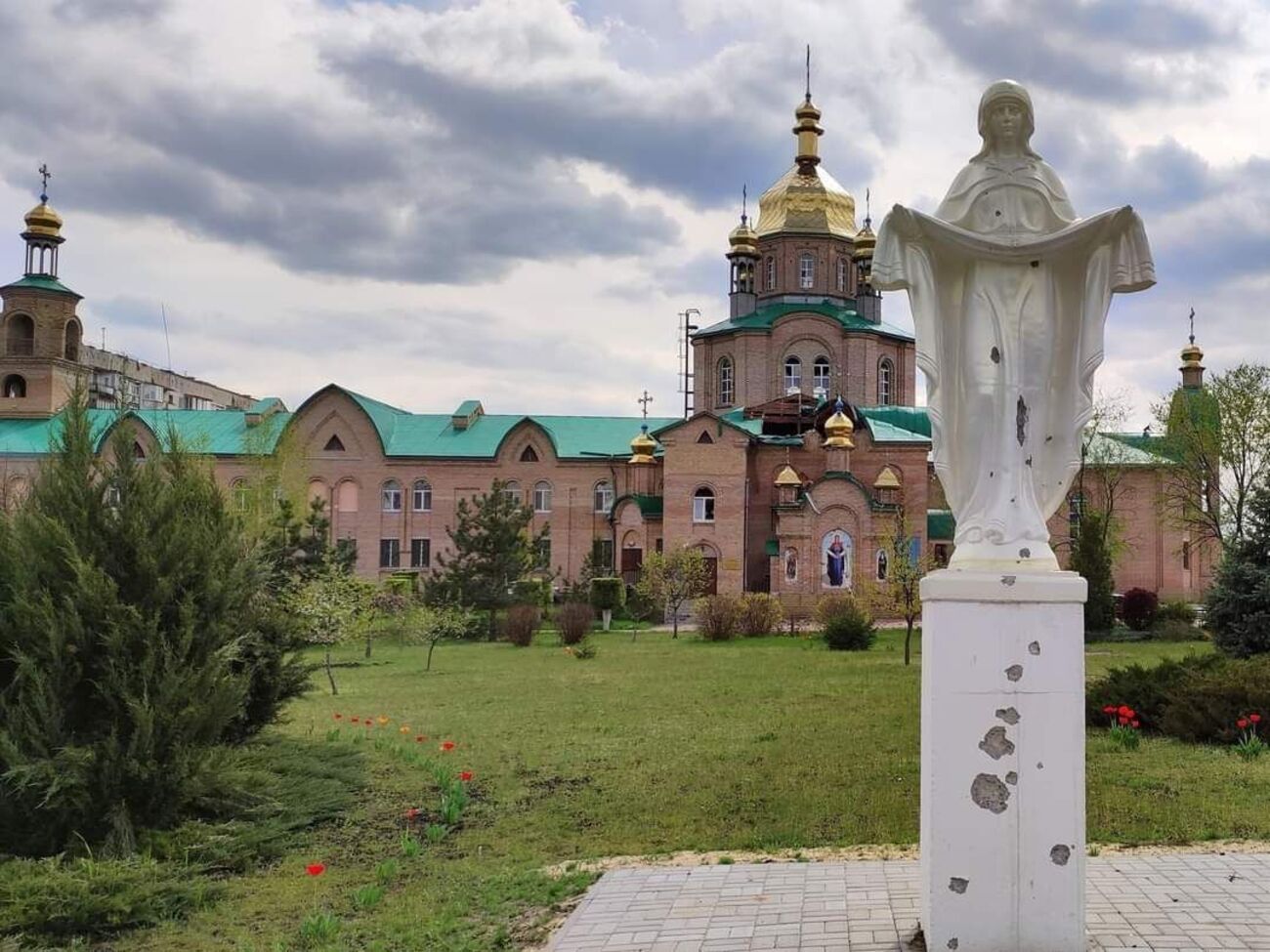 Російські окупанти обстрілюють храми у Луганській області