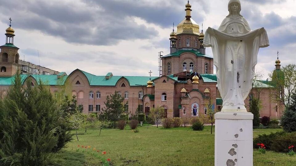 Російські окупанти обстрілюють храми у Луганській області