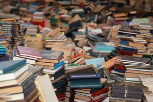 Авторы российских учебников и раньше старались "аккуратнее выражаться в сложных моментах", но сейчас им пришлось "почиркать около 15% текстов", рассказали редакторы