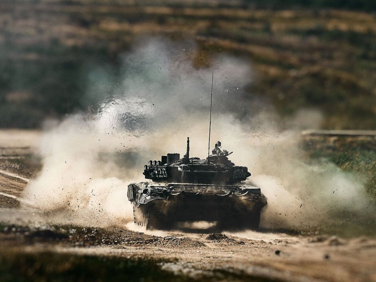 Российские танки под украинскими флагами обстреливали села на оккупированных территориях, рассказали в ВСУ