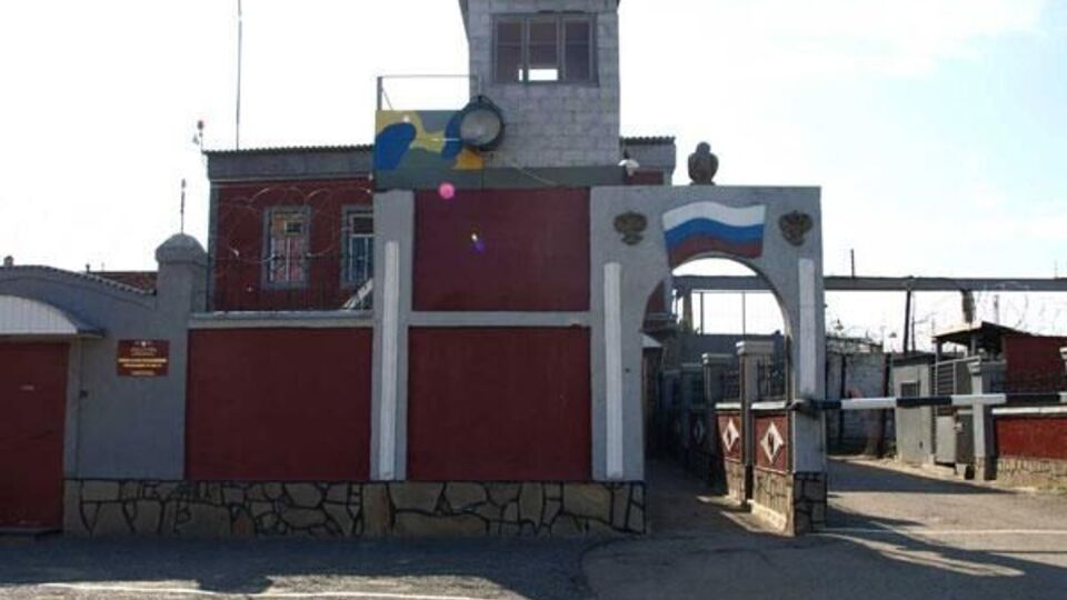 Украинских военнопленных в РФ, по информации омбудсмена, охраняют сотрудники ФСИН и российские заключенные