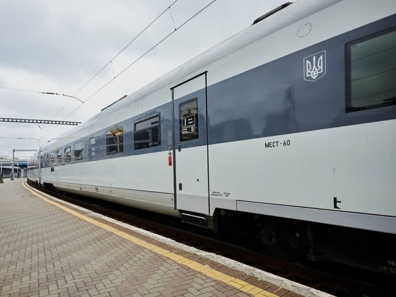 Через пошкодження окупантами залізничної інфраструктури потяги затримуються у дорозі від 30 хвилин до трьох годин, зазначили в "Укрзалізниці"