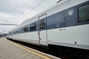 Через пошкодження окупантами залізничної інфраструктури потяги затримуються у дорозі від 30 хвилин до трьох годин, зазначили в "Укрзалізниці"