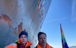 Активісти прикували себе до якірного ланцюга російського танкера "Усть-Луга"