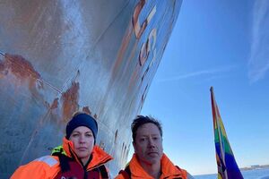Активісти прикували себе до якірного ланцюга російського танкера "Усть-Луга"