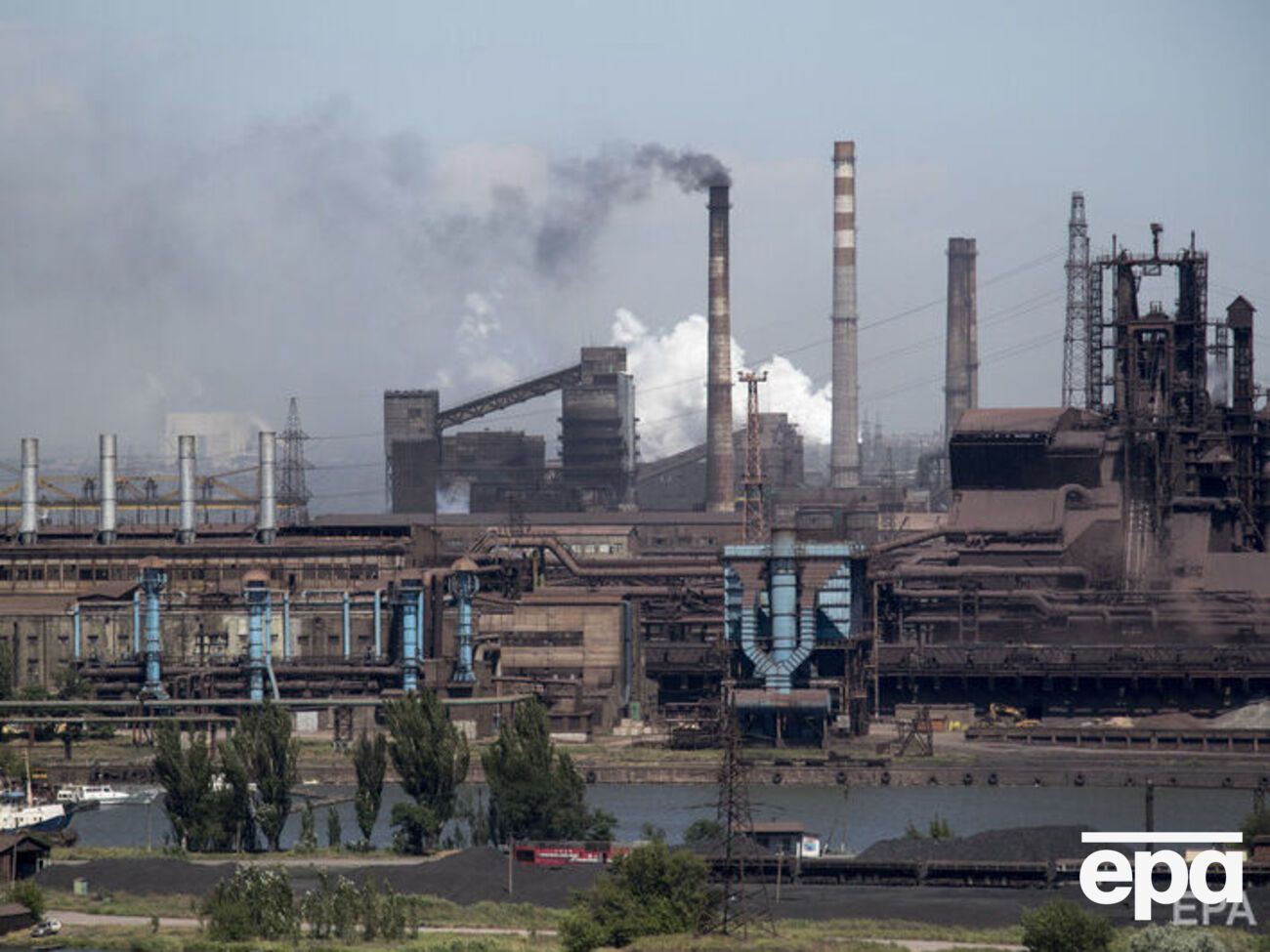 У бомбосховищах "Азовсталі" перебувають українські військовослужбовці та частина мирних жителів Маріуполя