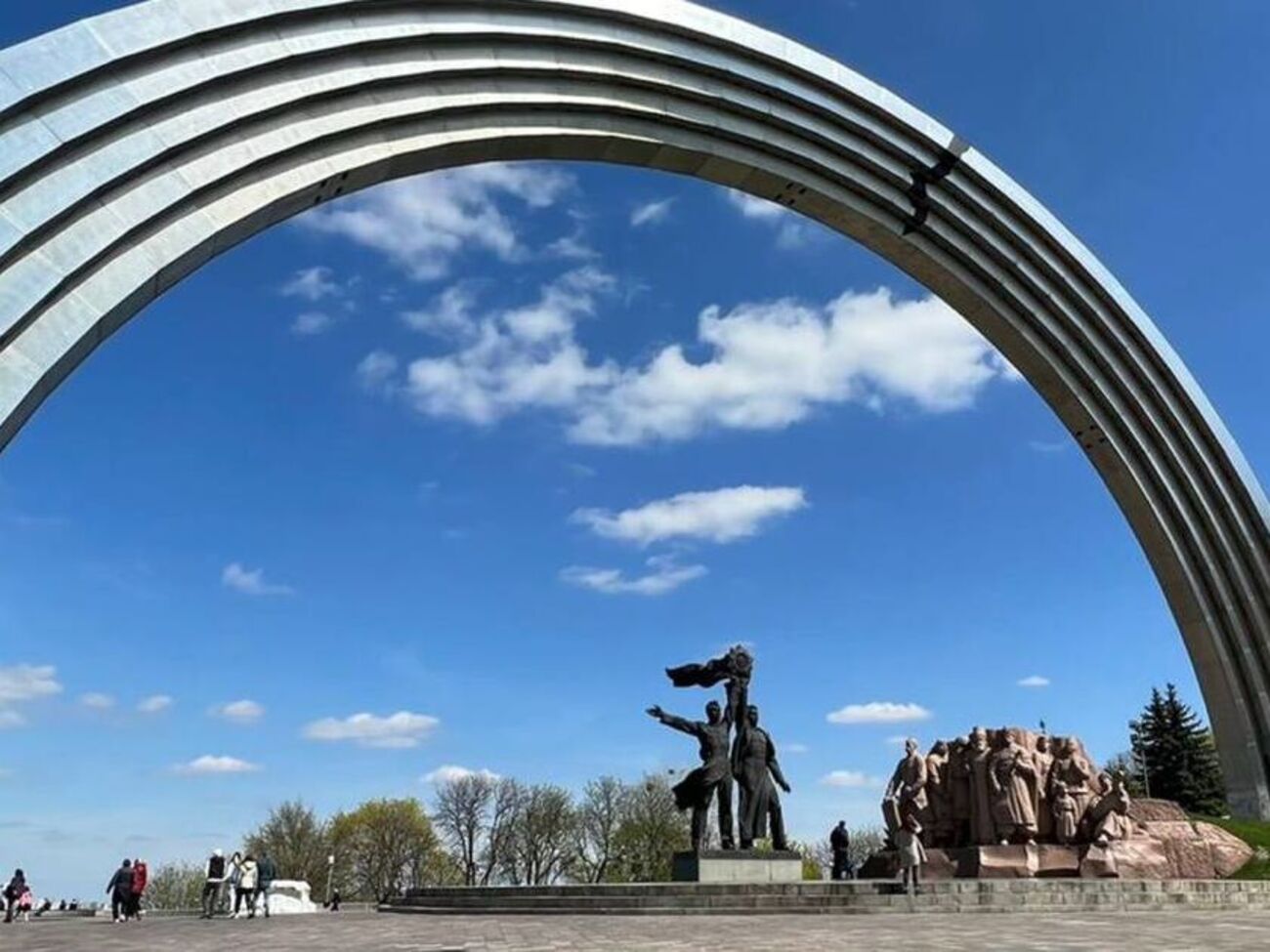 Розмови про демонтаж скульптур під аркою розпочали ще 2016 року