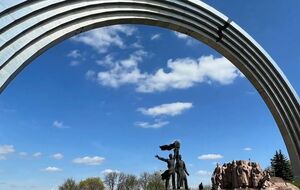 Разговоры о демонтаже скульптур под аркой начались еще в 2016 году