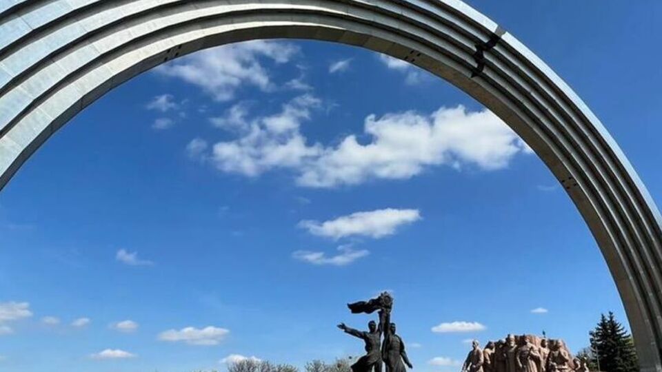 Розмови про демонтаж скульптур під аркою розпочали ще 2016 року