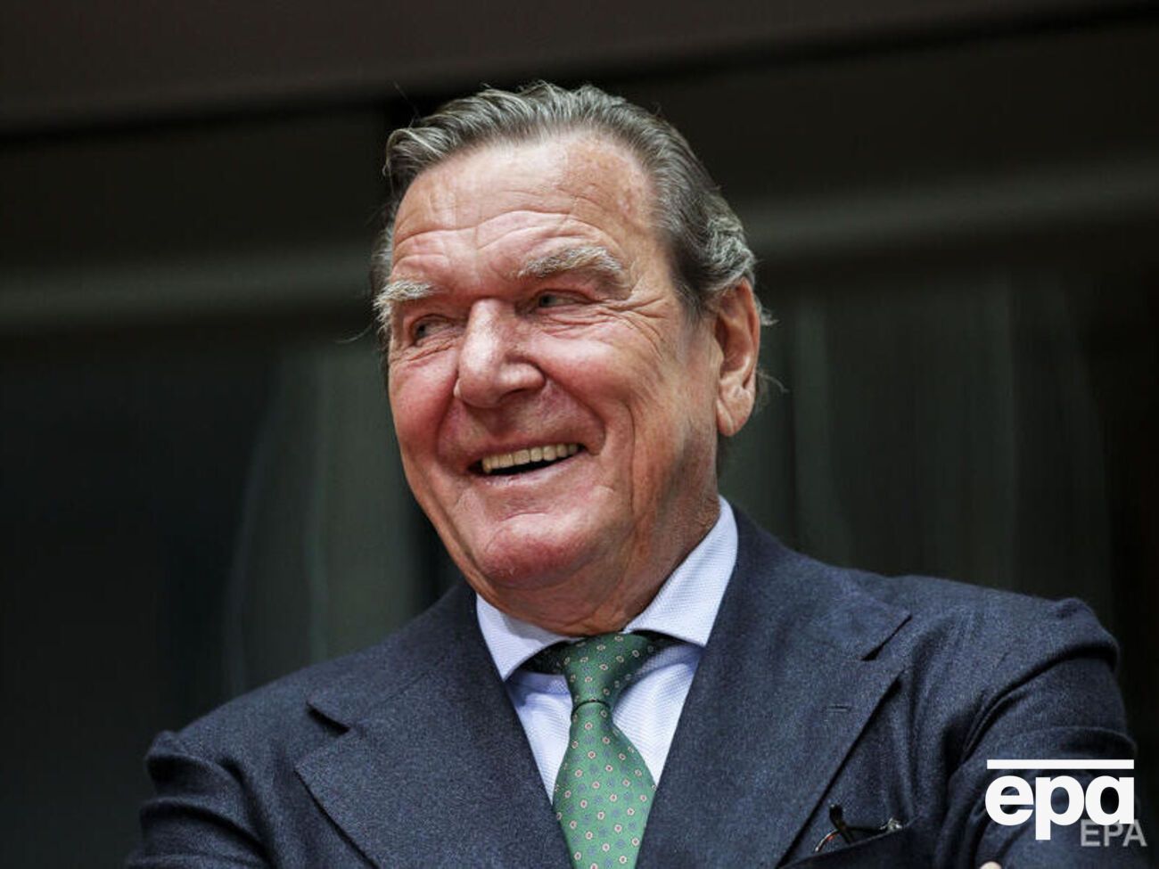 Шредер заявив, що "у довгостроковій перспективі ізолювати таку країну, як Росія, не можна"