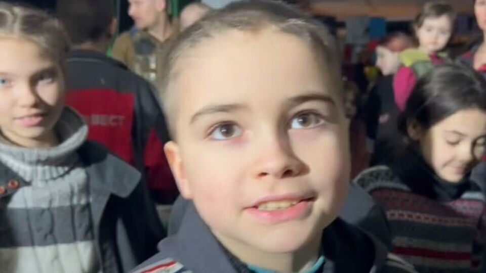 В бомбоубежищах завода "Азовсталь" в Мариуполе находятся женщины и дети