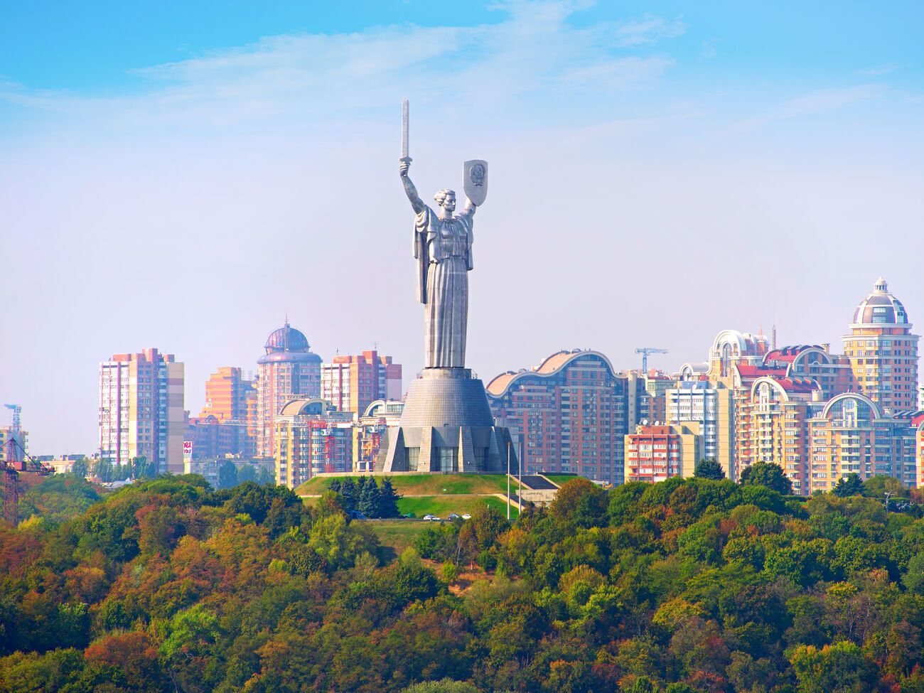 Оперативно менять таблички на домах столицы после переименования в этом году не планируют