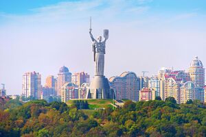 Оперативно менять таблички на домах столицы после переименования в этом году не планируют