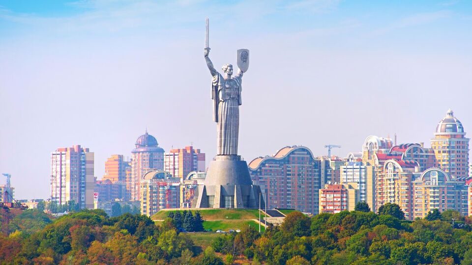 Оперативно менять таблички на домах столицы после переименования в этом году не планируют