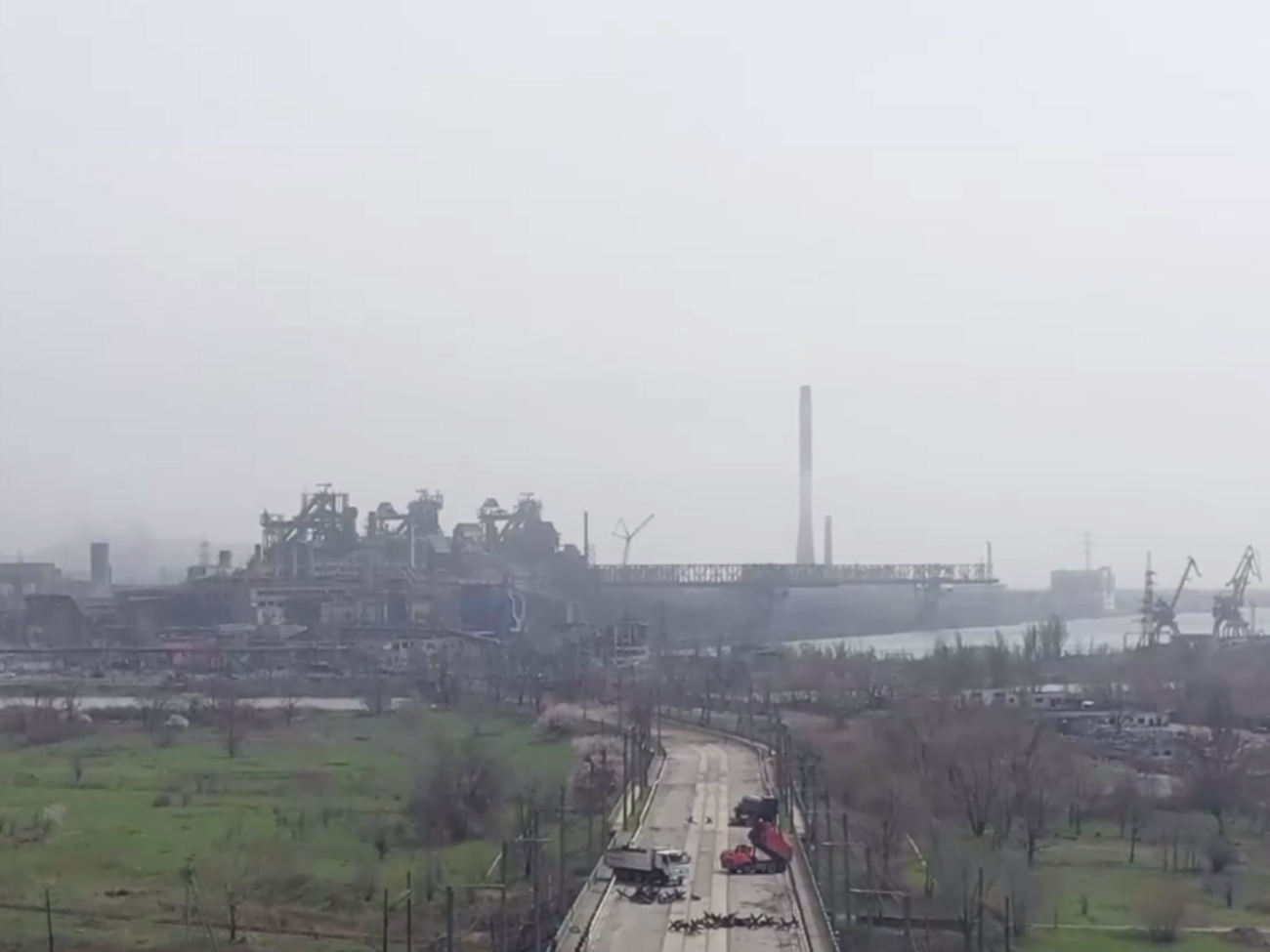 Оккупанты пытаются продвигаться на завод "Азовсталь" штурмовыми группами, отметил Арестович