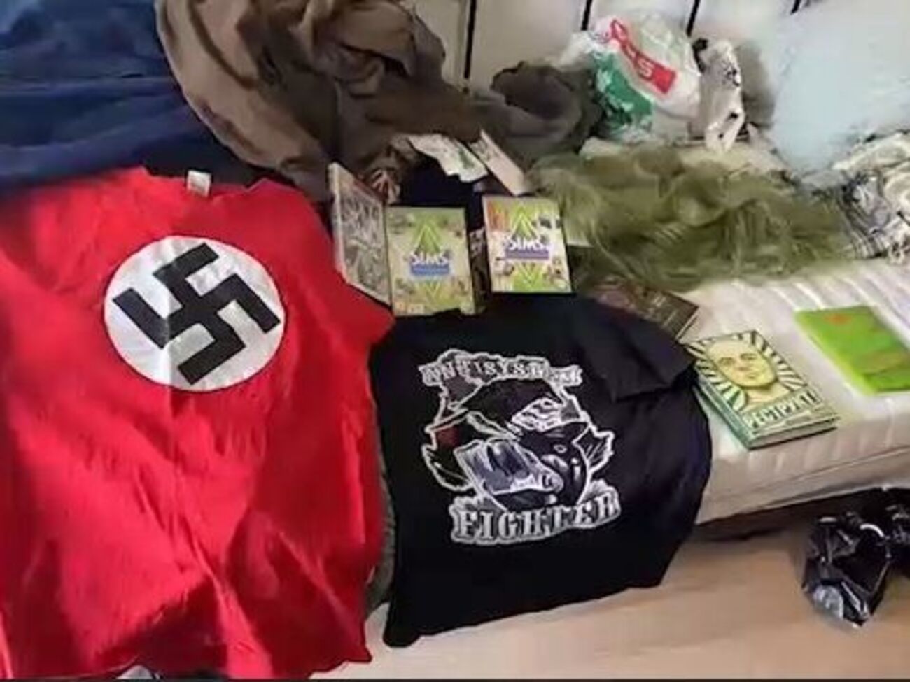 В Twitter опубликовали фото найденных&nbsp; в квартире "неонацистов" "доказательств", среди которых&nbsp;&ndash; зеленый парик