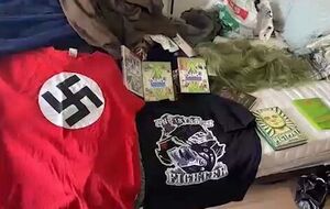 В Twitter опубликовали фото найденных в квартире "неонацистов" "доказательств", среди которых – зеленый парик